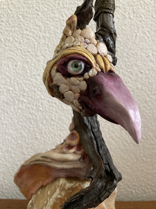 De combinatie van hout, steen, klei, touw en/of verf vind ik altijd spannend. Dit samenvoegen en laten gebeuren wat er ontstaat.
Soms is een foutje maken dan weer juist heel mooi en gebeurt er iets onverwachts waar je dan mee verder gaat.