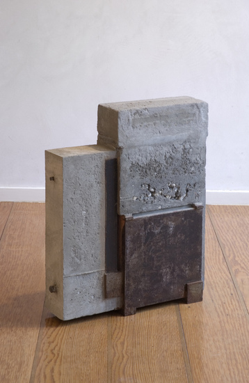 'Afterwards' - abstracte sculptuur in beton en staal, van Carlos Granger
