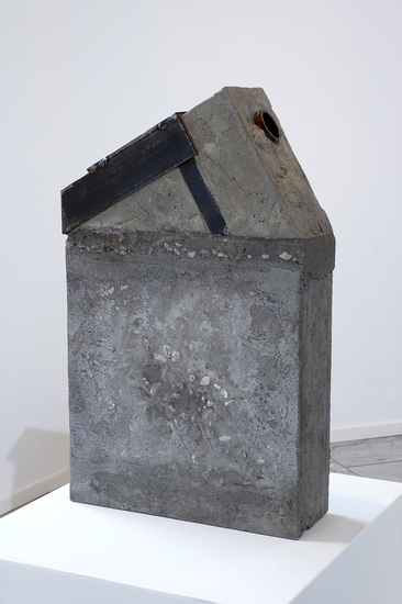 'However' - non-figuratieve sculptuur, gemaakt uit beton en staal, van Carlos Granger