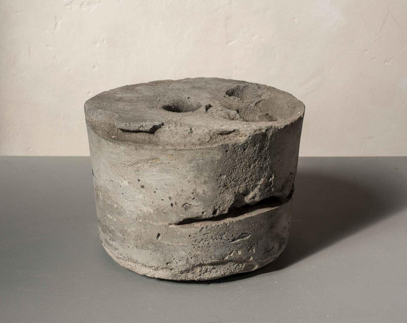 'Bung' - een kleine abstracte betonnen sculptuur, van Carlos Granger