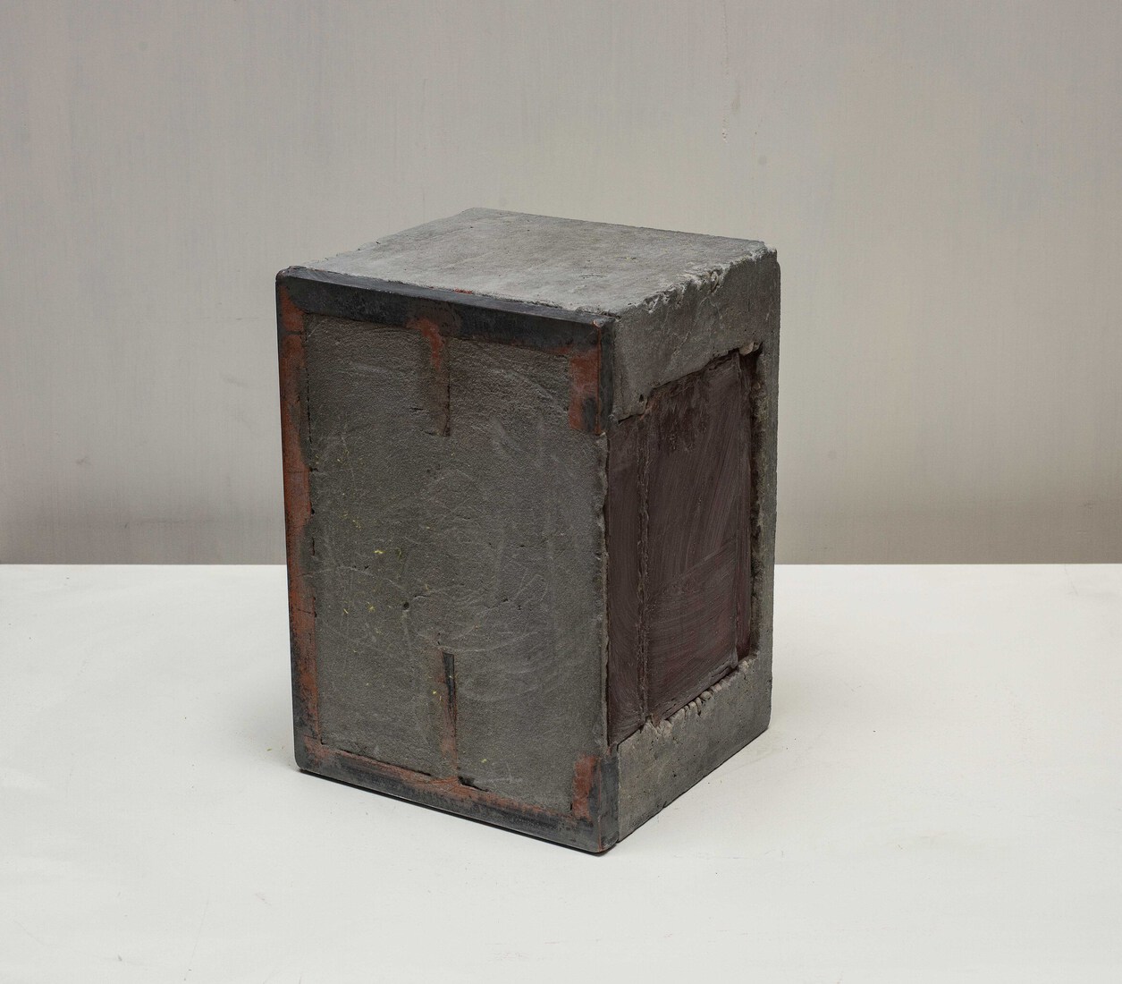 'Stump' - non-figuratieve sculptuur van beton en staal, in huiskamer-formaat, van Carlos Granger