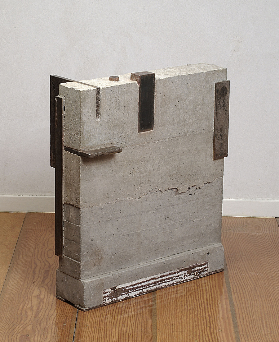 'Fend' - abstracte sculptuur in gegoten beton en staal, van Carlos Granger