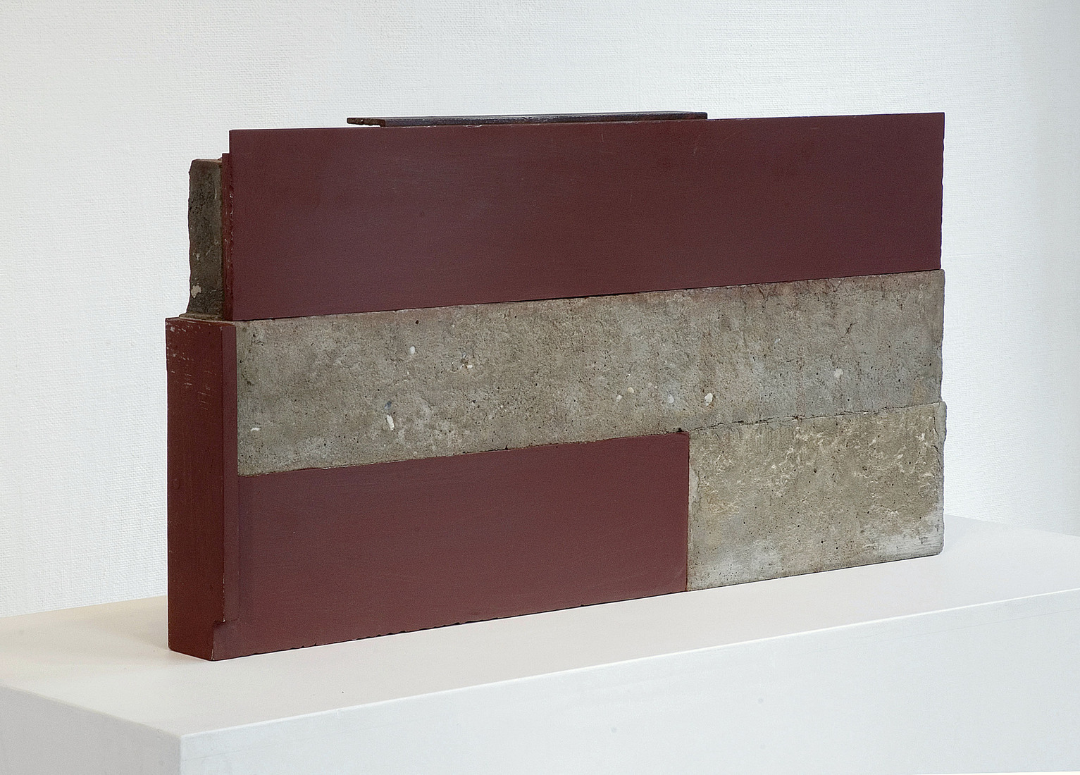 'Against' - geometrische-abstracte sculptuur, van beton en staal, van Carlos Granger