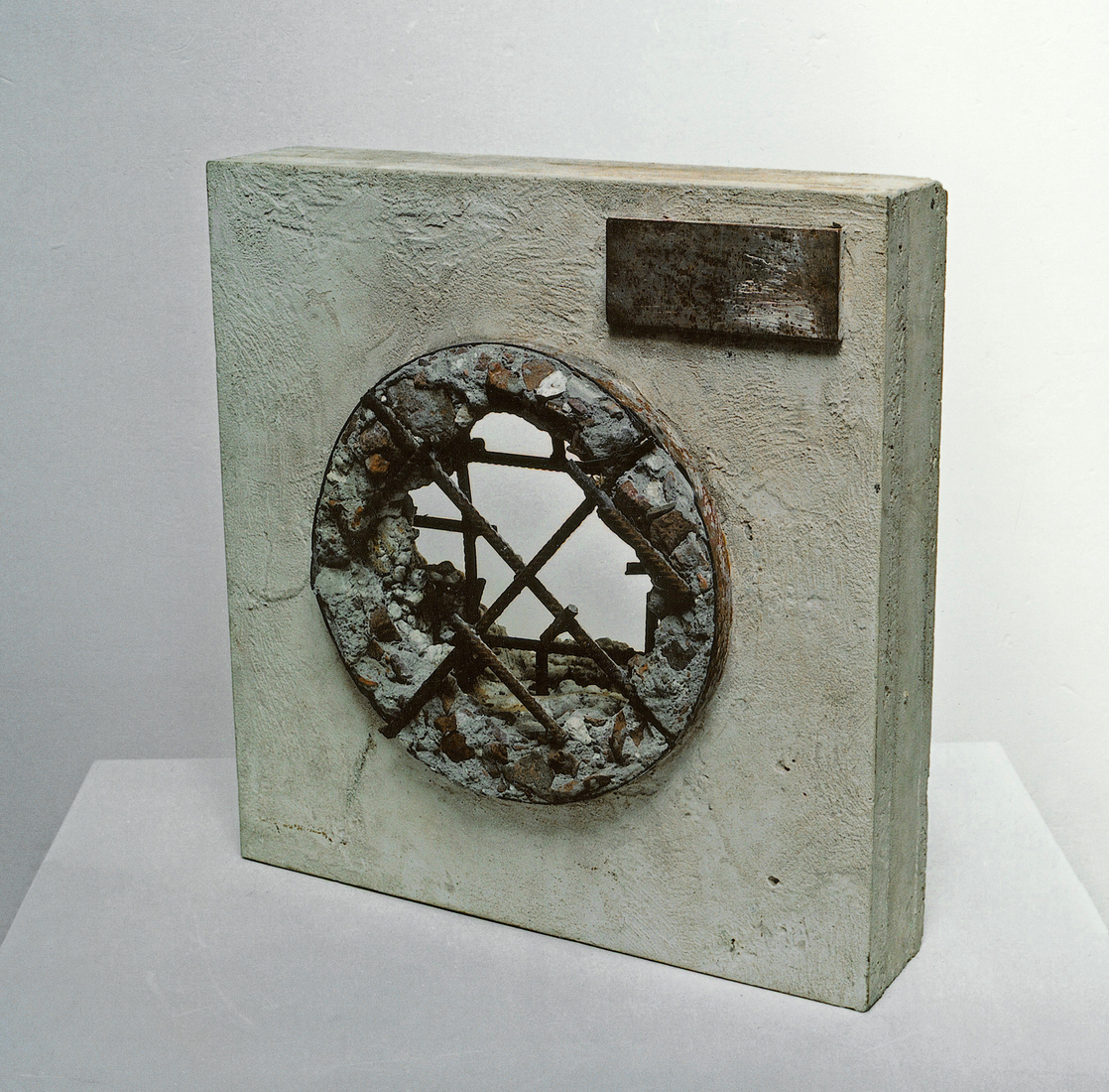 'Possible' - non-figuratieve sculptuur van beton en staal, in huiskamer-formaat, van Carlos Granger