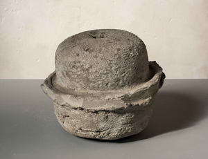 Mijn non-figuratieve beelden in klein formaat; ze zijn gegoten in beton. 