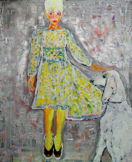 vrouw met spikkeltjeskousen en blonde hond