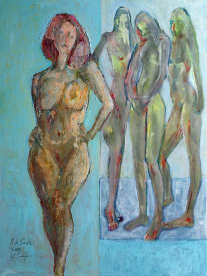 4 dames poserend tegen lichtblauwe achtergrond