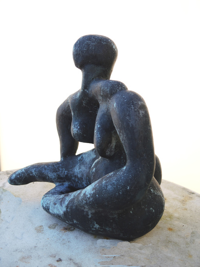 zittend vrouwfiguur in brons