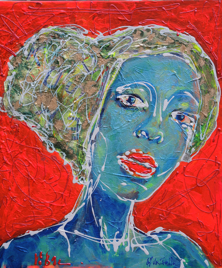 Vrouw in blauw met rode achtergrond