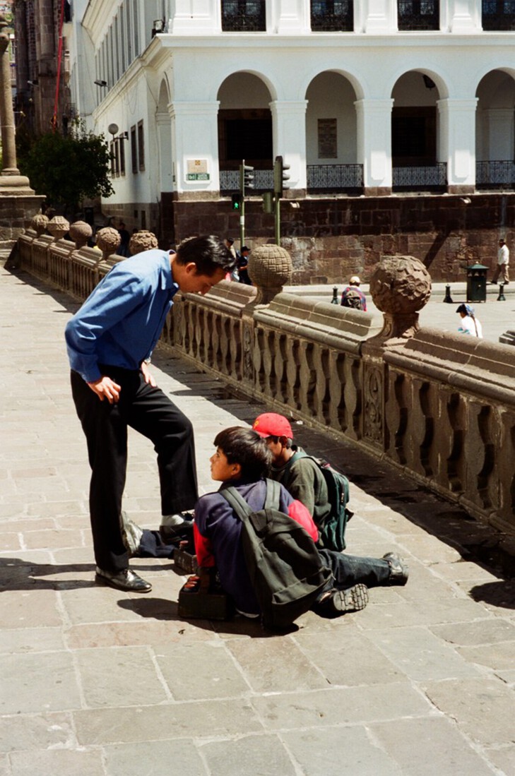 Quito: Enrique laat zijn schoenen poetsen