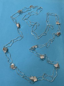 naar eigen ontwerp, handgemaakt;
alle colliers zijn gemaakt uit eerste gehalte zilver (925)

