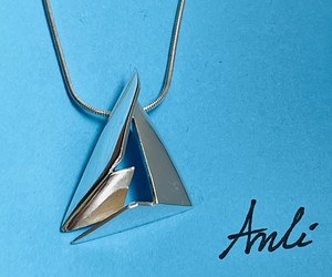 naar eigen ontwerp, handgemaakt;
alle hangers zijn gemaakt uit eerste gehalte zilver (925)