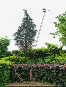 beelden die te groot zijn voor een interieur, vandaar dat ze in staal zijn uitgevoerd. Dus voor buiten: ze zijn tegen weer en wind bestand. 