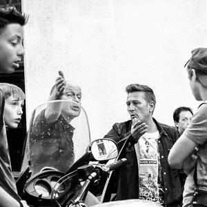 Straatfotografie is verreweg mijn favoriete manier van fotograferen. Ik doe dat al vele jaren met heel veel plezier. Ik fotografeer nooit stiekem en nooit 'zielige' mensen of genante situaties. Mede gezien de privacy wetgeving (AVG) ben ik terughoudend met het on line zetten van recente foto's.  Zie verder mijn privacy verklaring.