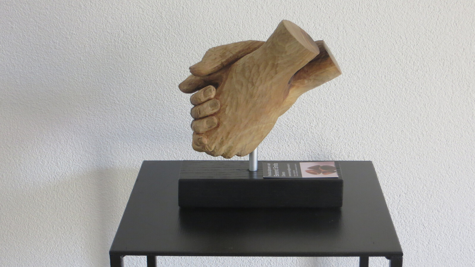hand in hand (walnoot)