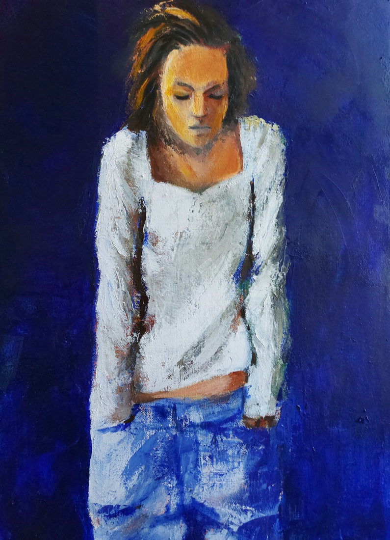 witte blouse op blauw