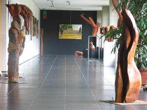 Beelden in notelaar, kerselaar, appelaar of perelaar omdat dit hout zo mooie kleuren en nerven hebben.