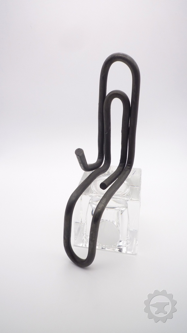 Grote zittende paperclip