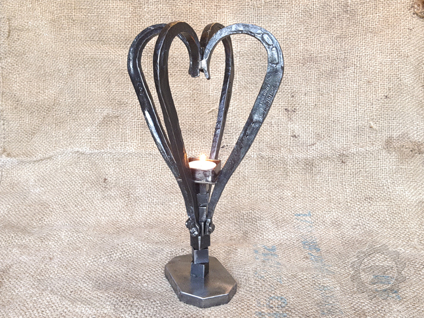 Hart van hoefijzers met lichtje als gedenkbeeldje