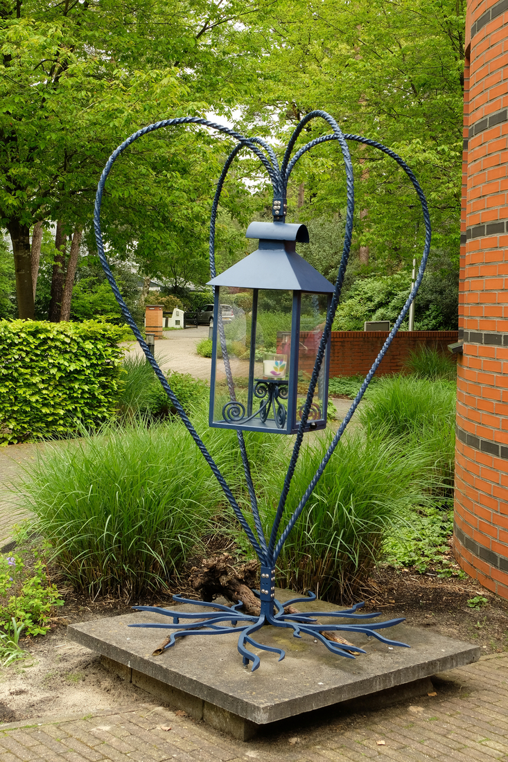 Lantaarn in hartvormige staander