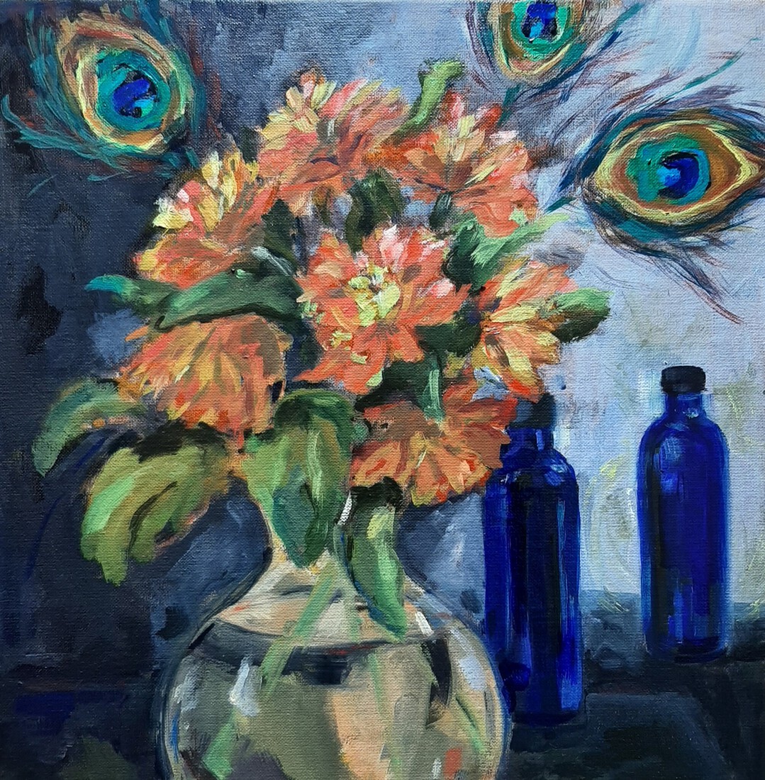 Stilleven met pauwenveren