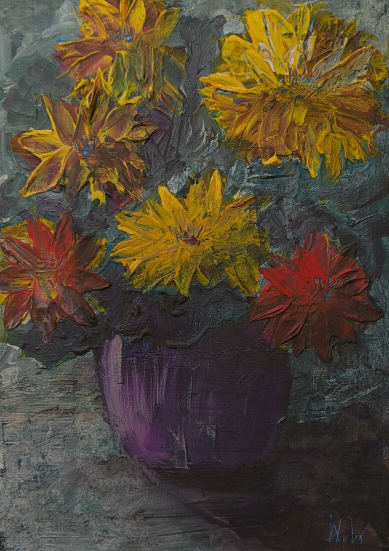 Herfstbloemen in paarse vaas