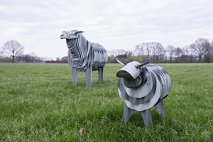 Installaties van metaal gecombineerd met een ander materiaal, bijvoorbeeld een omlijsting kunstgras om het verhaal of de titel nog krachtiger te maken.