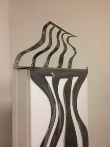 Met mijn diverse technische en creatieve vaardigheden kan ik medekunstenaars van dienst zijn op gebieden waarop zij assistentie van anderen nodig hebben, bijvoorbeeld in metaalwerk.