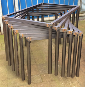 Als ontwerper en maker wordt ik gevraagd om antwoorden op interieurvragen te geven. Die vragen gaan veelal over tafels en kasten die ik dan ook voor de opdrachtgever naar wens ontwerp en maak.