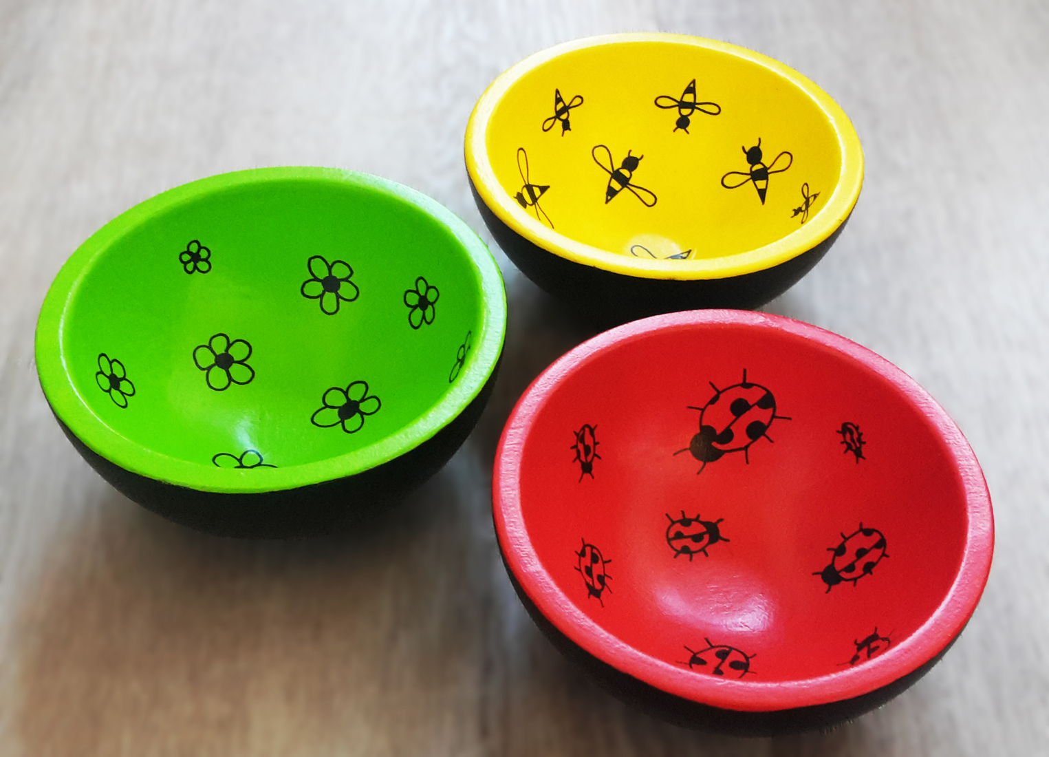 Schaaltjes bijen, lieveheersbeestjes en bloemen