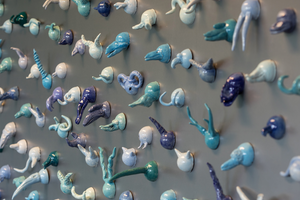 Keramiek wezentjes op een staalplaat