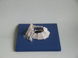 behalve van hout of steen kun je ook driedimensionaal werk maken van textiel: van vilt, kant, miniatuurweven, maar eigenlijk is kleding ook driedimensionaal werk. 