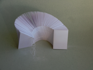 met papier kun je gemakkelijk werken- het laat zich snijden, naaien en plakken.