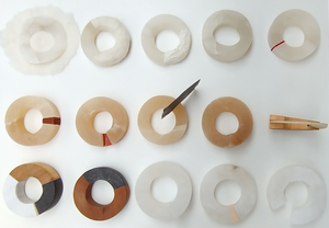 Ik probeer te onderzoeken hoe je materialen kunt combineren. Vooral steen met nog iets is moeilijk, het moet iets toevoegen. Als de vorm een geheel vormt is het combineren gemakkelijker
Hier zie je een overzicht van de hele serie