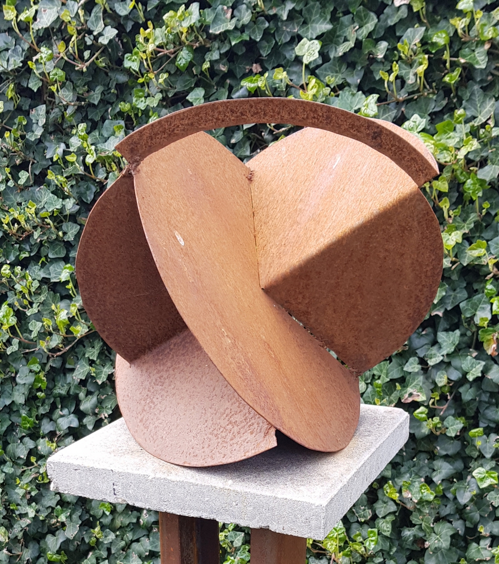 Ronde bol, gemaakt mbv  twee ijzeren cirkels.