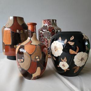 Handbeschilderde originele vazen. De vazen worden afgelakt met een waterbestendige hoogglanslak. Door ze af te lakken met een waterbestendige hoogglanslak krijgen ze een luxe uitstraling en kunnen gebruikt worden als bloemenvaas. Uiteraard kan je ze gewoon afwassen met een mild schoonmaakmiddel.

