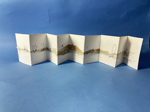Leporello, gemaakt van textiel, garen op papier