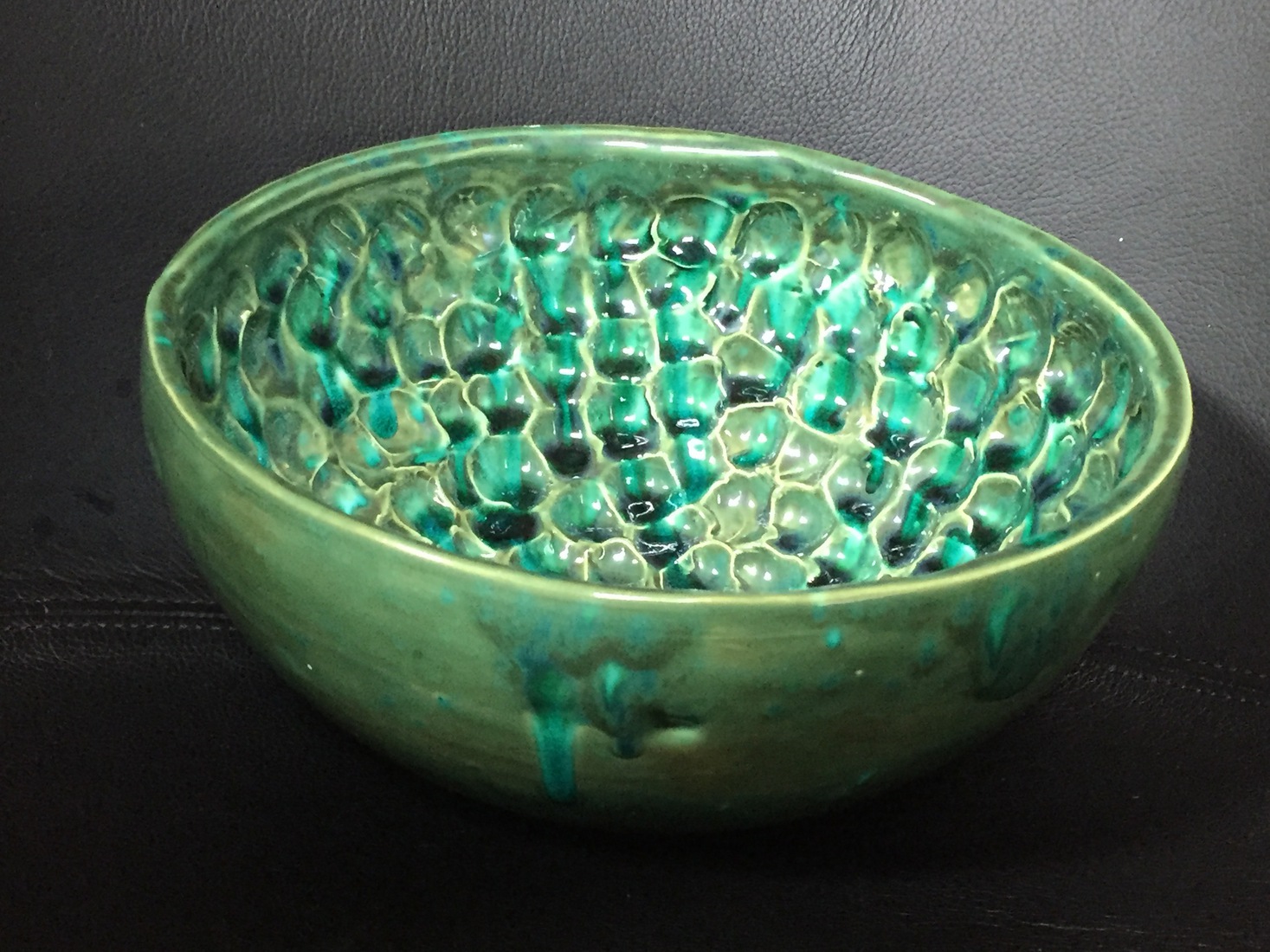 Sierschaal met lopend glazuur (aardewerk)