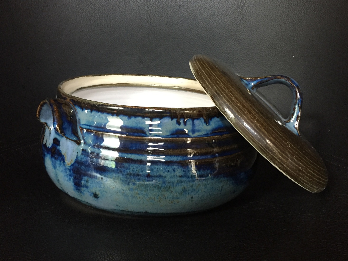 Pan van steengoed in blauw/ bruin en wit (steengoed)