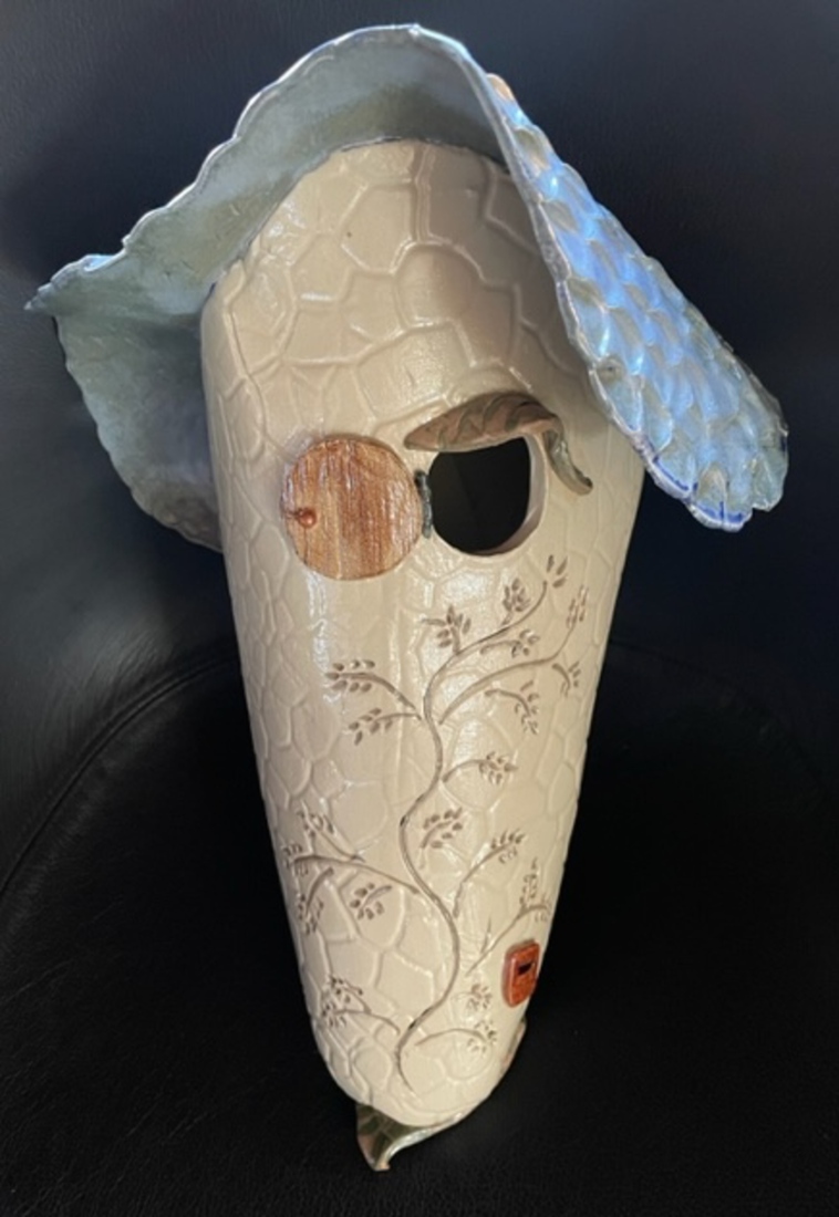 Geriefelijk woonhuis, overhangend dak. Mezenhuis steengoed