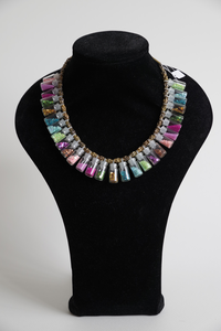 sieraden van diverse materialen zoals (half)edelstenen, glas, schelp, parels, metalen, zaden, stof, papier, zilverdraad etc. Elk ontwerp is uniek en wordt maar één keer gemaakt.