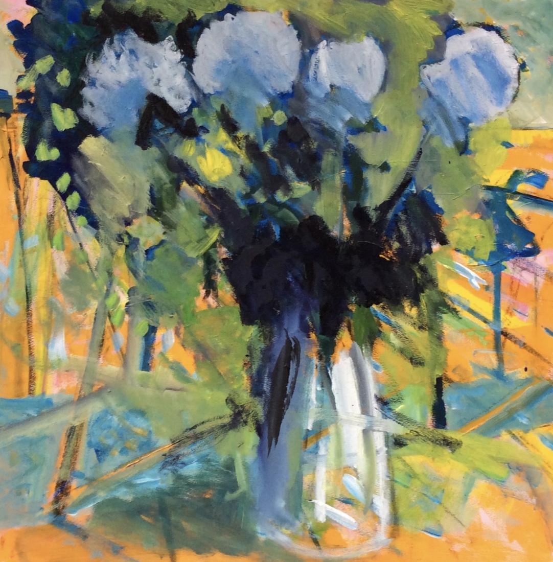 vaas met witte bloemen