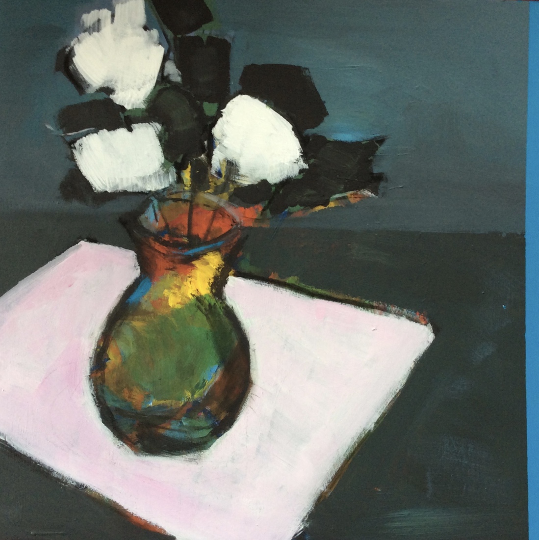 vaas bloemen op wit tafelkleed