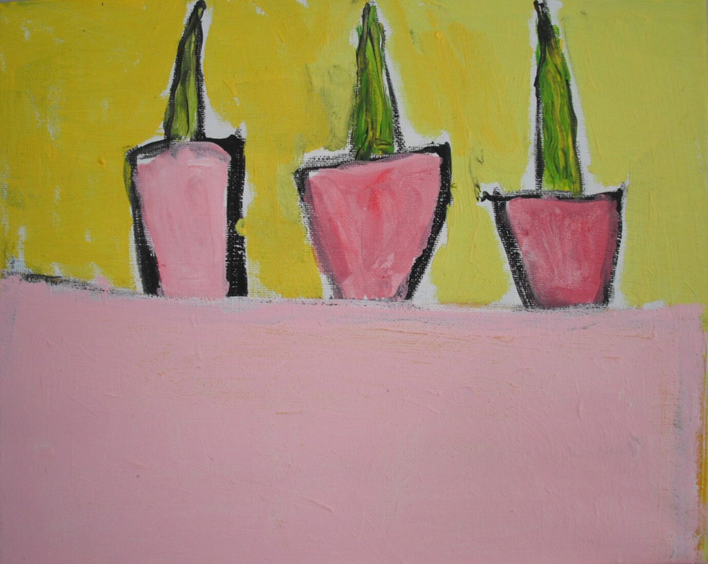 3 sanseveria's op roze dressoir