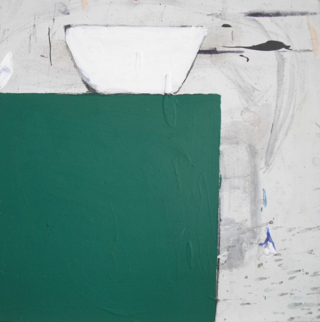 witte schaal op groene tafel 4