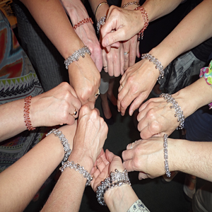 Sieraden vervaardigd uit divers metaaldraad.