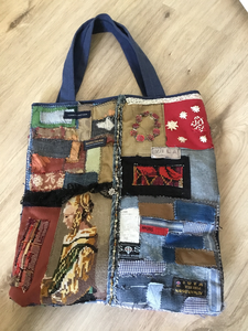 werken, meestal gemaakt in opdracht. Gemaakt van delen van kleding van 
overleden dierbare. Hierbij is gebruik gemaakt van kleding en sieraden die
een dierbare herinnering vormen.  