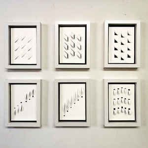 Porseleinen reliëf werk in diepe lijst. 