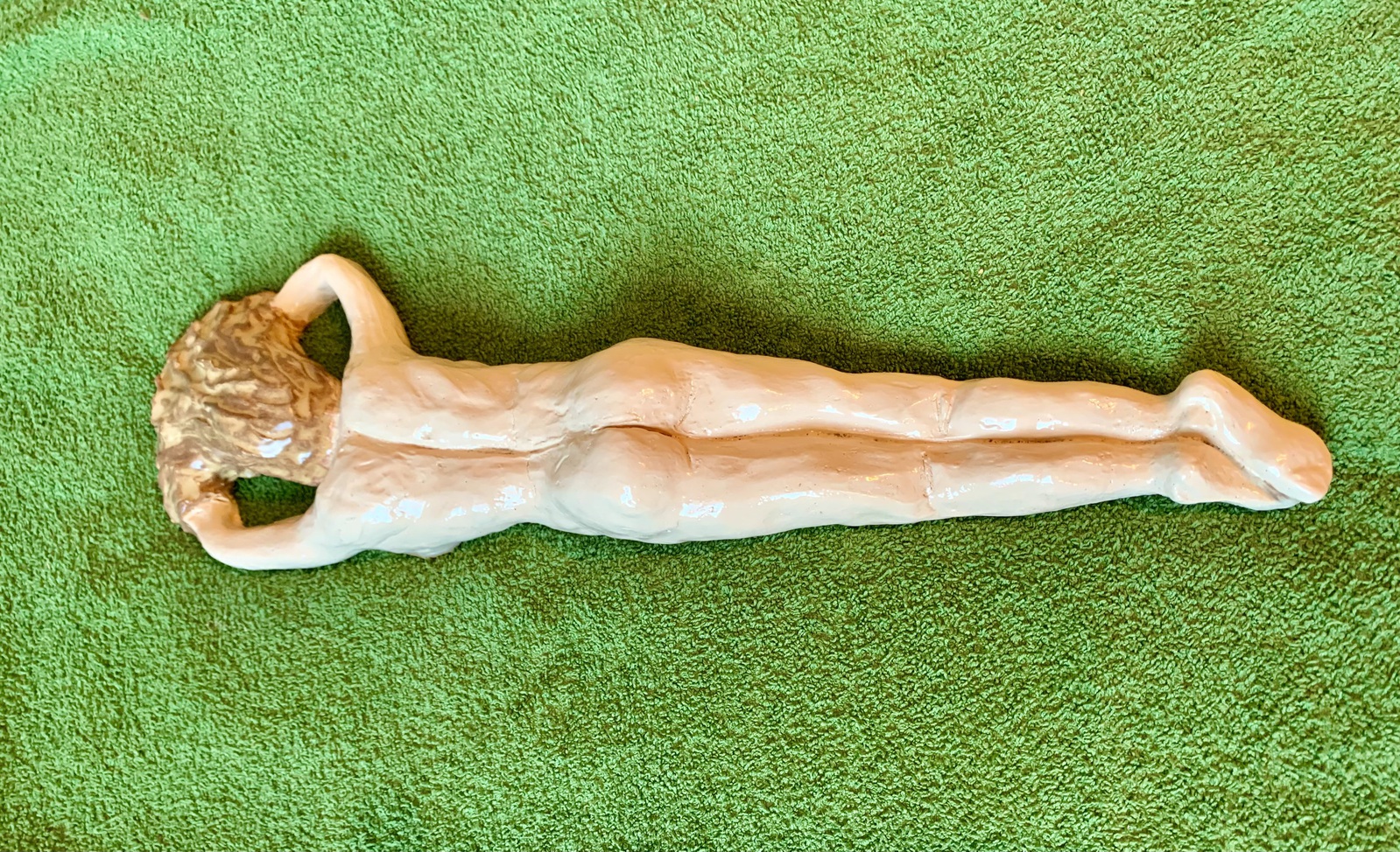 Zonnende naakte vrouw 