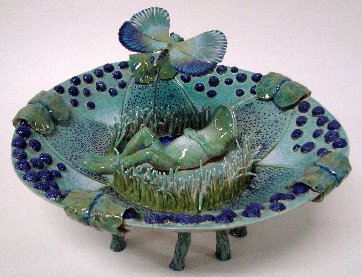 Kikker geniet van zijn rust nu ooievaar en reiger op vakantie zijn.